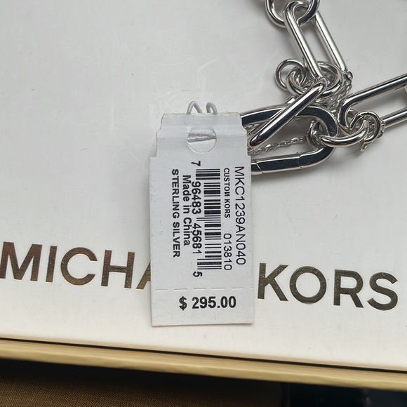 (NWT) Michael Kors Bracelet never use - Picture 4 of 4
